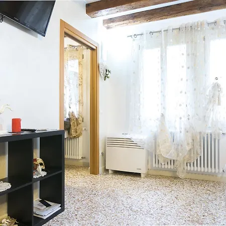 Crystal Deluxe Apartment *